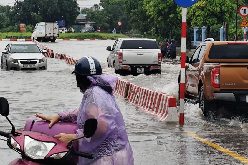 Sau bão Kajiki, Hà Nội còn hàng loạt điểm ngập, dân đi lại khó khăn 692783