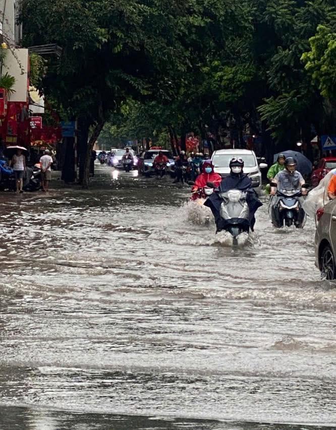 Sau bão Kajiki, Hà Nội còn hàng loạt điểm ngập, dân đi lại khó khăn 692784