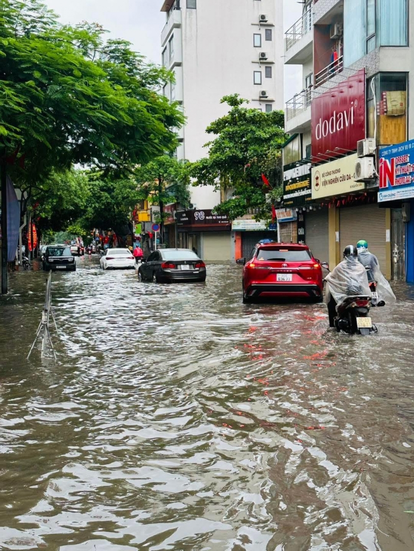 Sau bão Kajiki, Hà Nội còn hàng loạt điểm ngập, dân đi lại khó khăn 692785