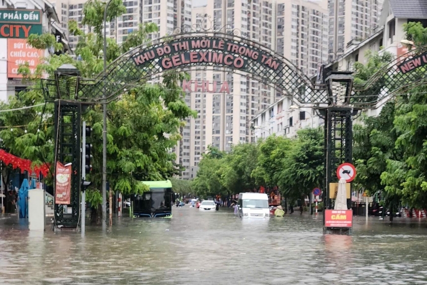Sau bão Kajiki, Hà Nội còn hàng loạt điểm ngập, dân đi lại khó khăn 692804