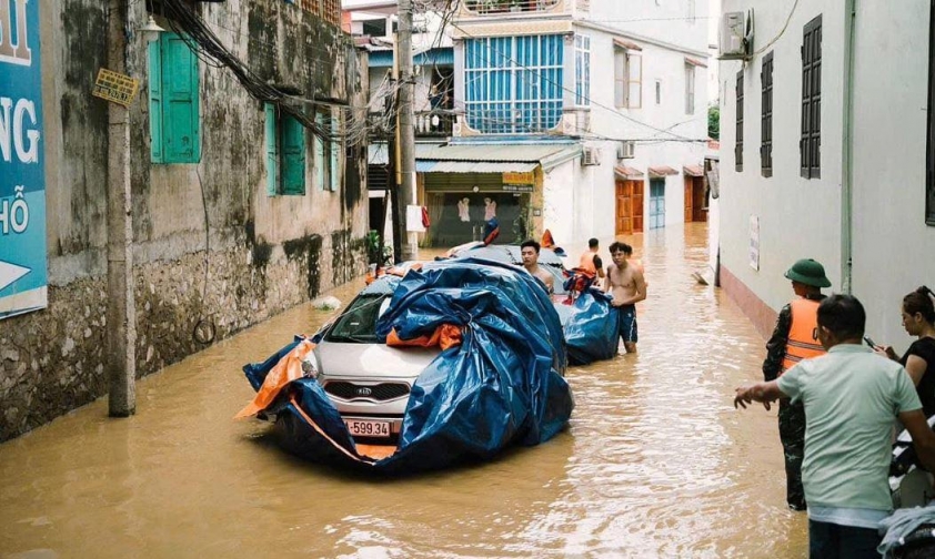 Mẹo bảo vệ ô tô tiền tỷ mùa mưa bão chỉ với tấm bạt 500.000 đồng 694540