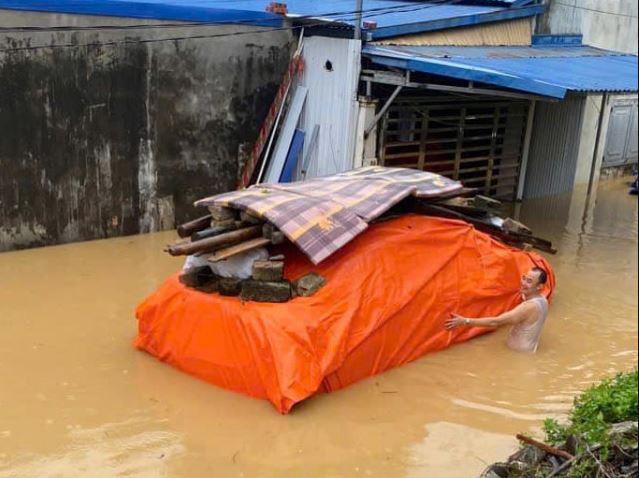 Mẹo bảo vệ ô tô tiền tỷ mùa mưa bão chỉ với tấm bạt 500.000 đồng 694541
