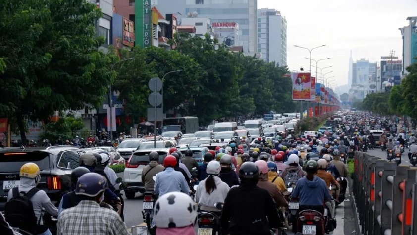 TPHCM hỗn loạn giao thông ngày đầu nghỉ lễ: Xe kẹt cứng, phà Cát Lái chật kín 695101