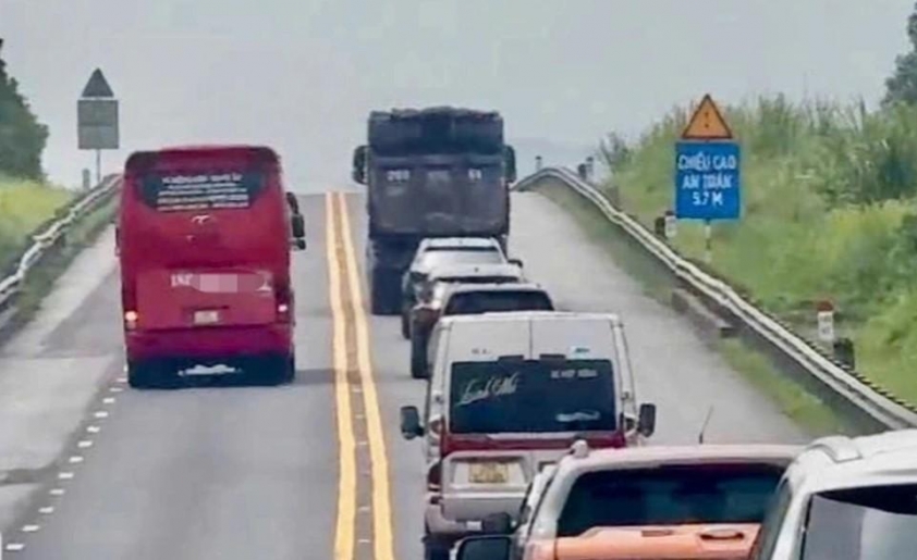 Tài xế ô tô khách vượt ẩu trên cao tốc bị xử phạt sau phản ánh của người dân 699691
