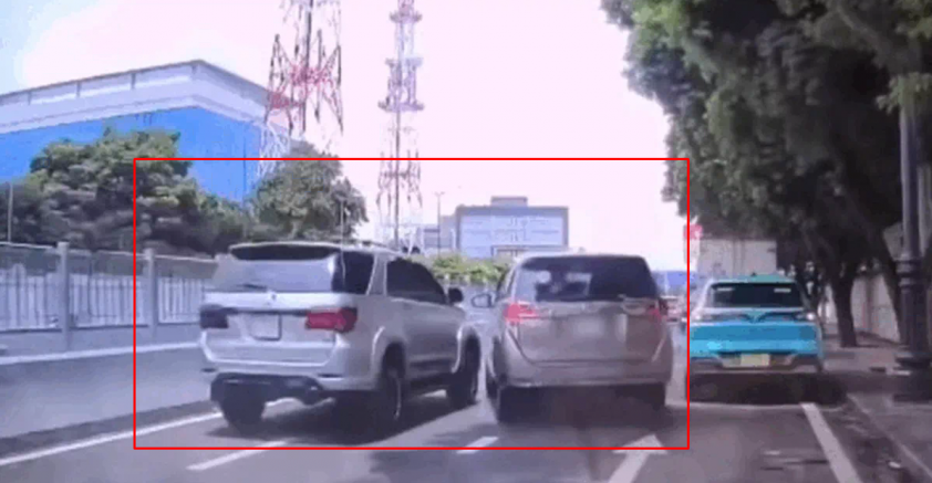 Fortuner bất ngờ lật nghiêng sau va chạm với Innova tại TP.HCM 701997