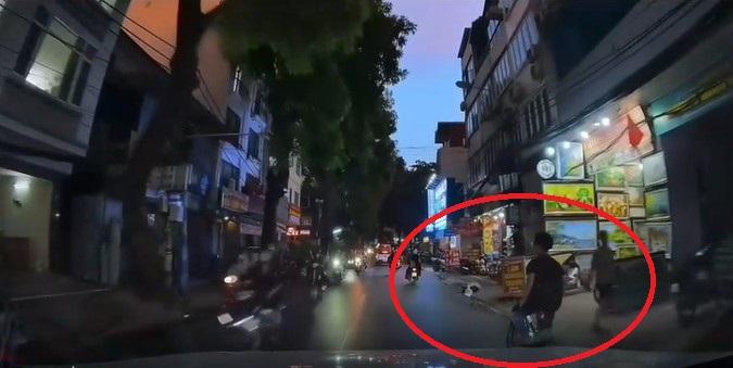 Nam sinh buông hai tay khi đi xe đạp, suýt ngã trước mũi ô tô ở Hà Nội 707889
