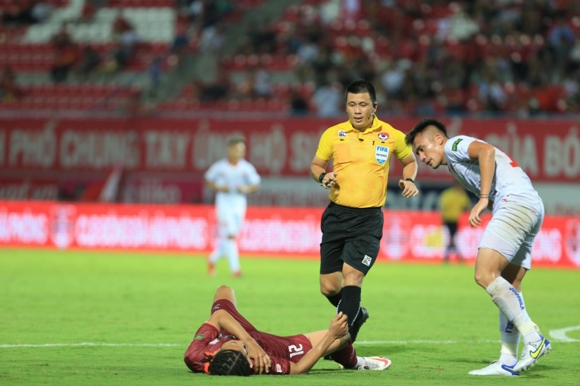 Trọng tài FIFA Đông Nam Á 'cầm cân nảy mực' trận Việt Nam vs Singapore 190638