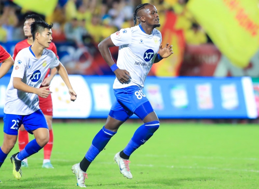 Victor Mansaray ghi bàn ấn định tỷ số 2-0 cho Nam Định