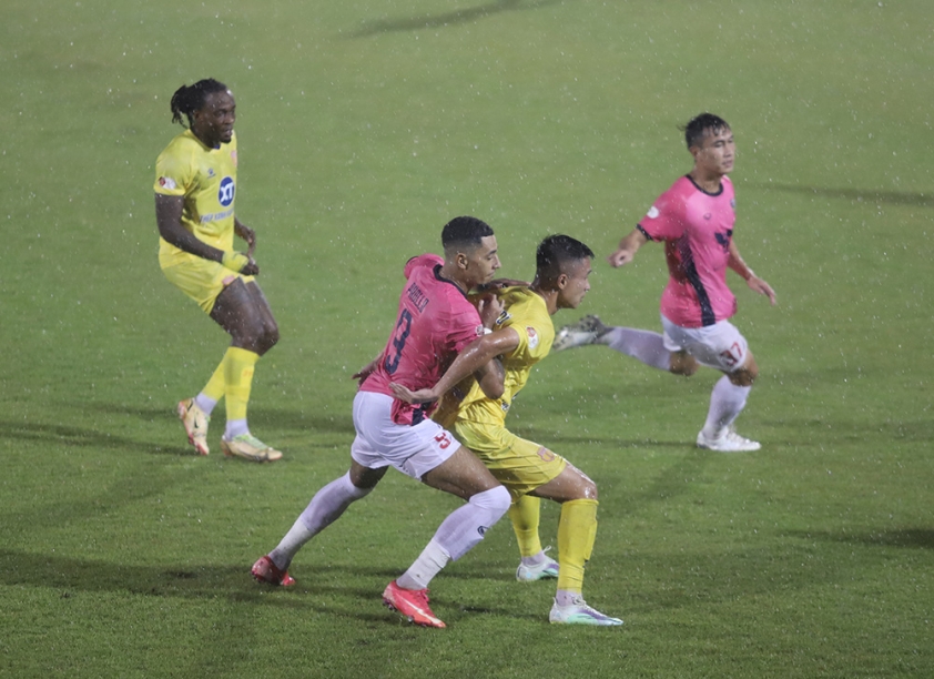 Nam Định để thua Hà Tĩnh ở trận lượt đi với tỷ số 0-3