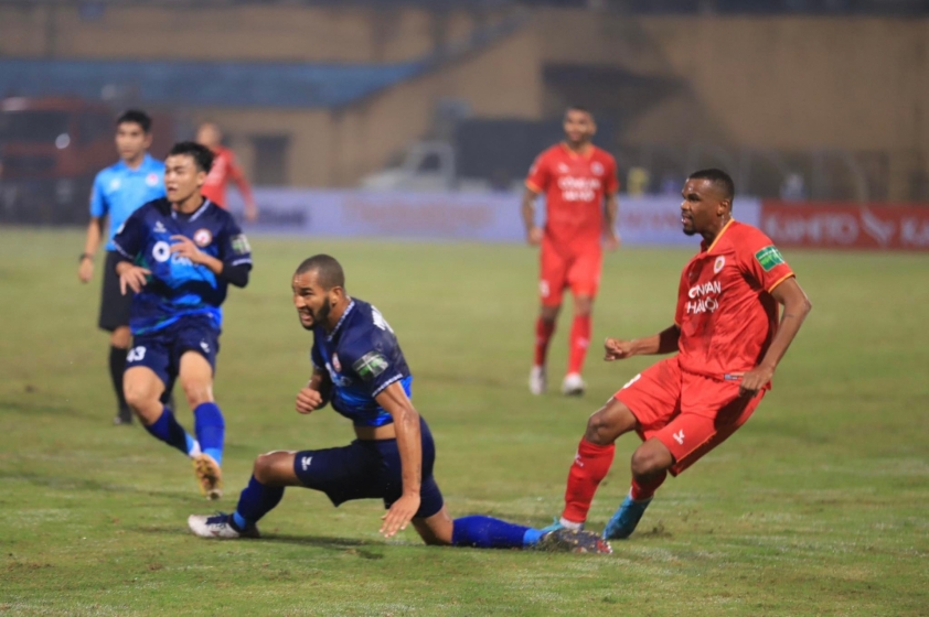 Trực tiếp CAHN 1-0 Bình Định: Ngoại binh nổ súng 245975