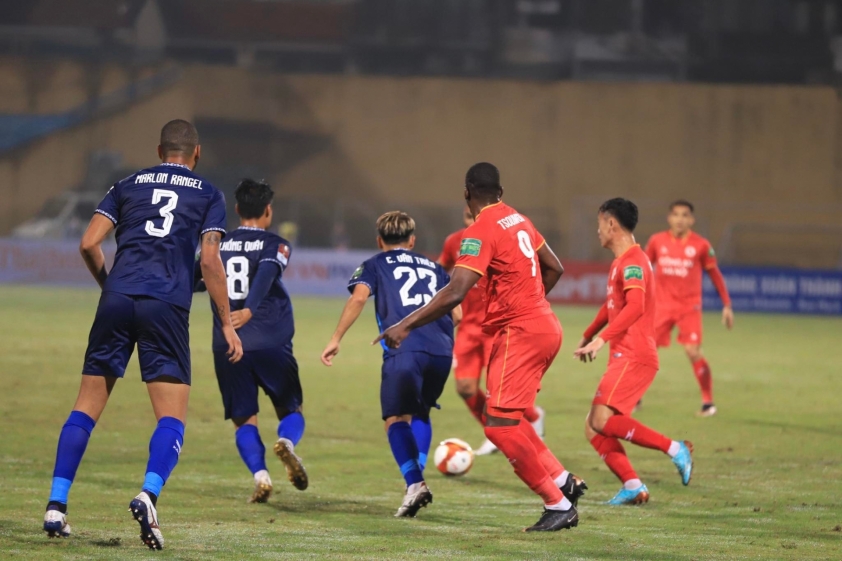 Trực tiếp CAHN 1-0 Bình Định: Ngoại binh nổ súng 245977