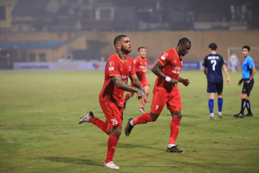 Trực tiếp CAHN 2-0 Bình Định: Ngoại binh nổ súng 245983