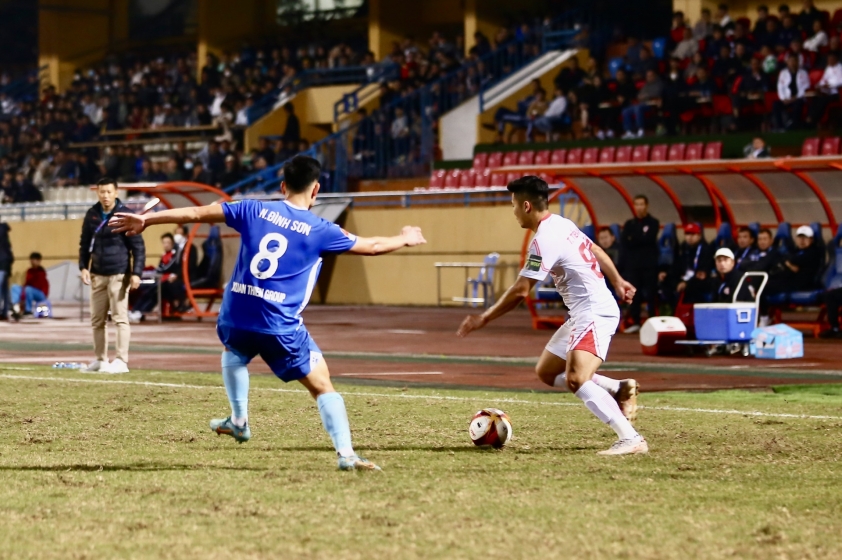 Trực tiếp Viettel 0-0 Nam Định: Ăn miếng trả miếng 250109