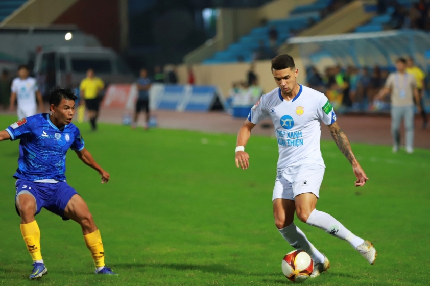 Thoát thua may mắn, Nam Định tạm thời dẫn đầu V-League 266643