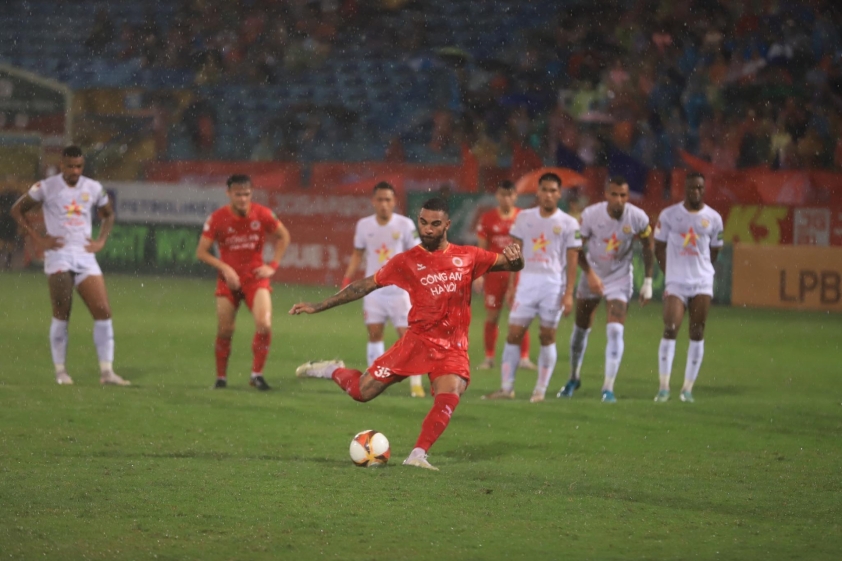 Trực tiếp CAHN 1-0 Hà Tĩnh: Chủ nhà áp đảo 295860