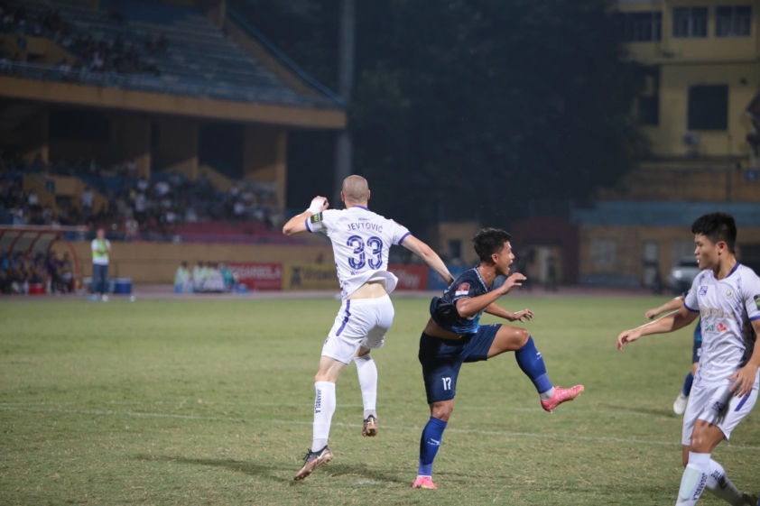 Trực tiếp Hà Nội 0-0 Bình Định: Chủ nhà áp đảo 304057