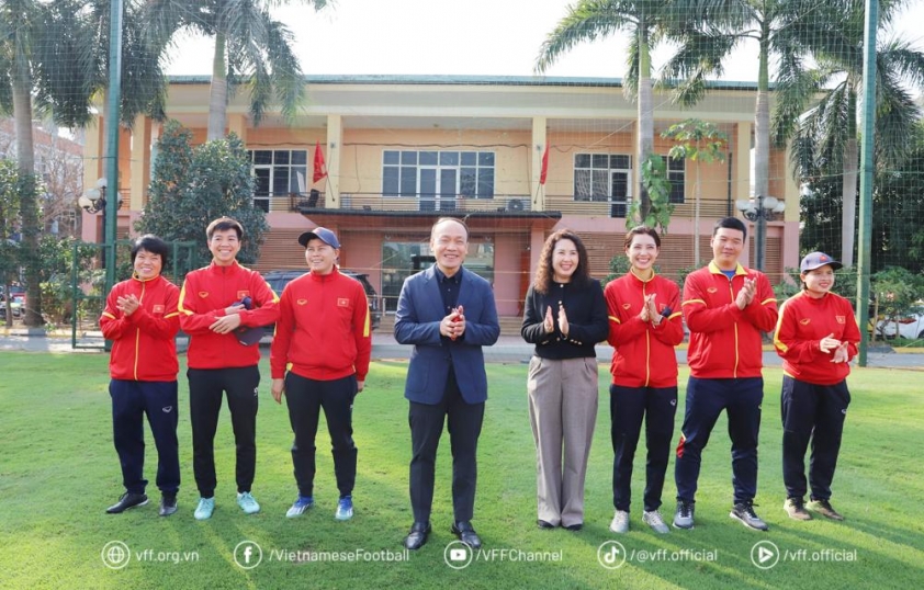 Lãnh đạo VFF gặp mặt 2 đội dự tuyển Việt Nam 589483