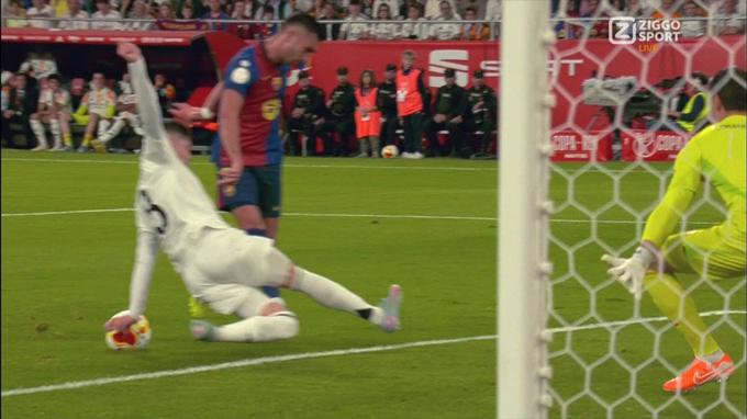 Trọng tài gây tranh cãi ở El Clasico nhưng có lợi cho Real Madrid 626697
