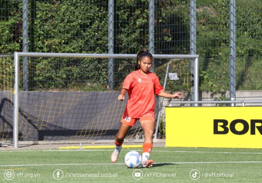 U17 nữ Việt Nam tập buổi đầu tiên ở Dortmund 702165