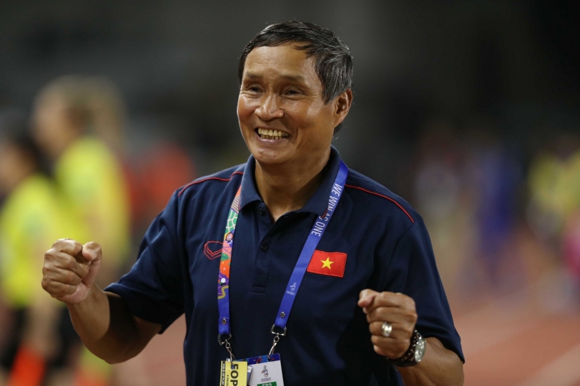 HLV-Viet-Nam-duoc-doi-bong-chau-au-ngo-loi