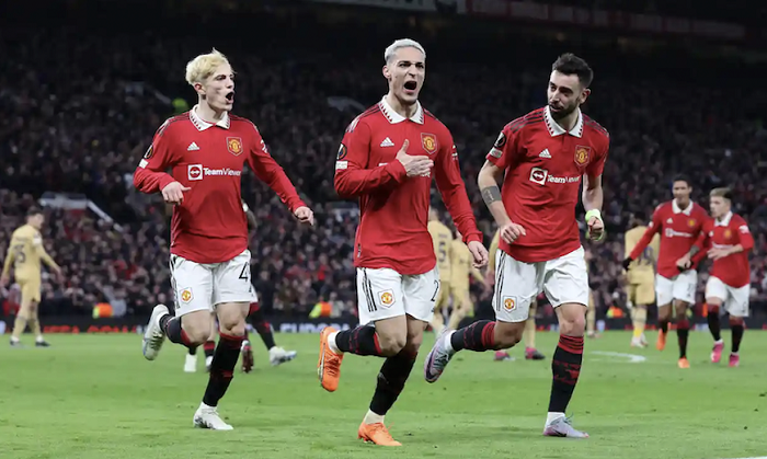 Mắc sai lầm 'quá nghiệp dư', HLV Xavi 'ôm hận' rời Old Trafford 251580
