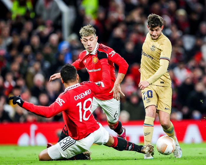 'Siêu tiền vệ' Man United 'lấy thân mình lấp lỗ châu mai' 251562