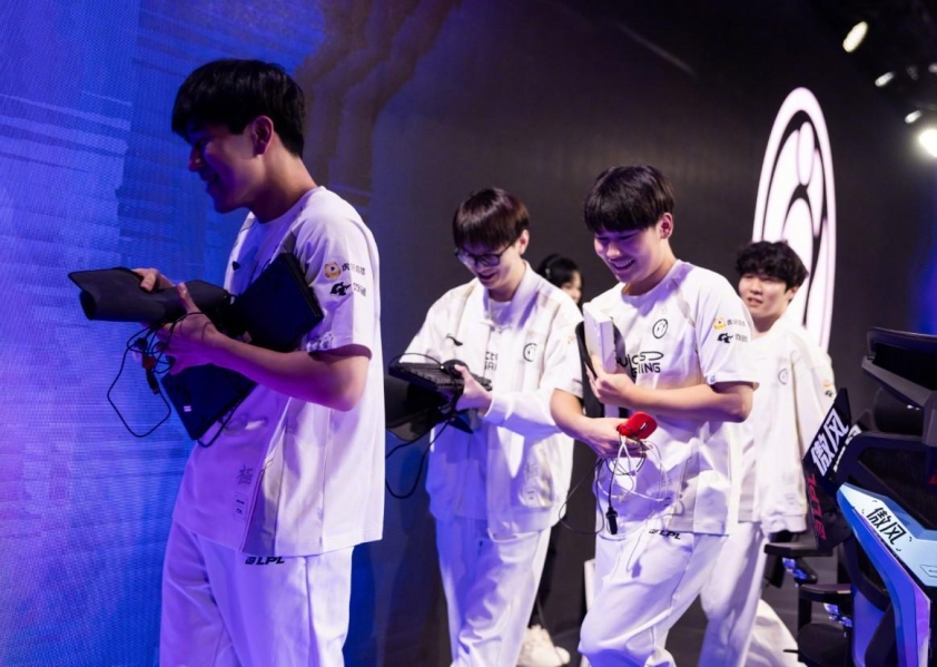 IG chiến thắng với tâm điểm 'ba pha tấu hề' tới từ Rookie 700712