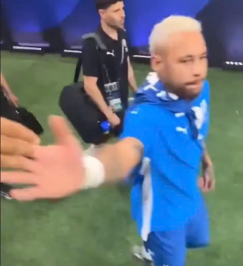 Neymar chính thức lên tiếng vụ bị fan giật nhẫn trên tay 553785