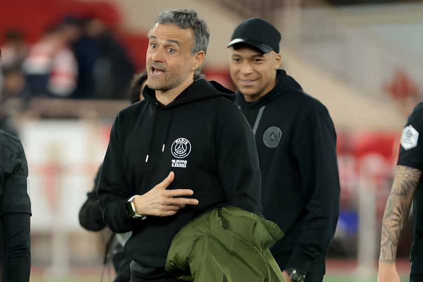 Luis Enrique lạnh lùng khi nhận được các câu hỏi của Mbappe