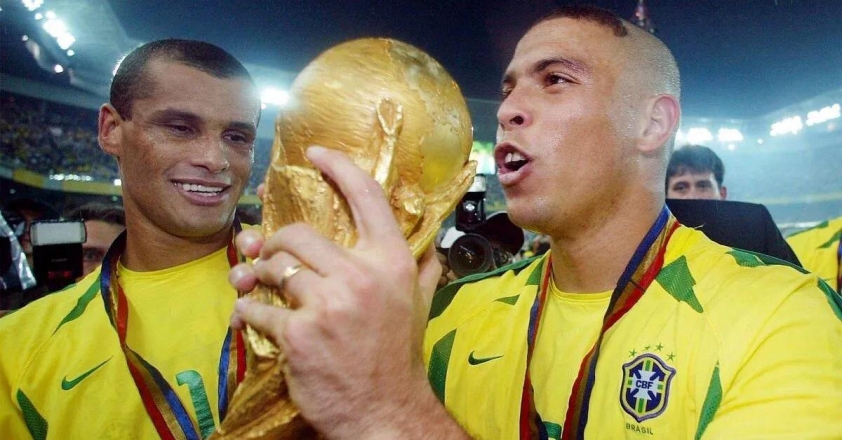 Ronaldo lại được huyền thoại khẳng định ‘xuất sắc nhất thế giới’ 452955