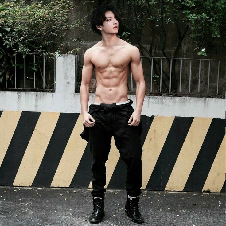 Jungkook BTS khoe cơ bụng 6 múi