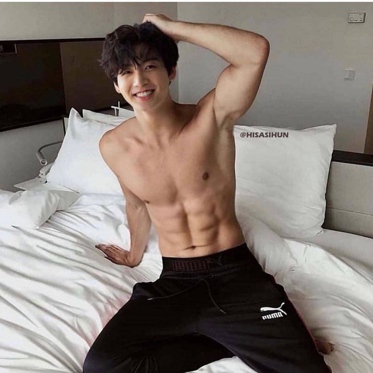 Jungkook BTS khoe cơ bụng 6 múi