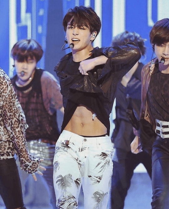 Jungkook BTS khoe cơ bụng 6 múi