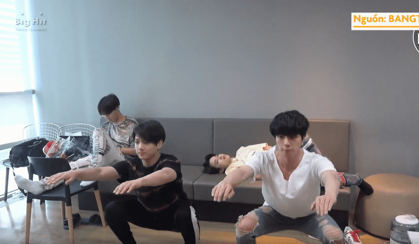 Jungkook BTS tập cơ bụng 6 múi