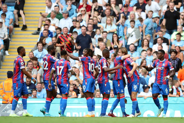Crystal Palace đã tạo bất ngờ khi dẫn trước 2-0 trong hiệp 1. Ảnh: Internet.