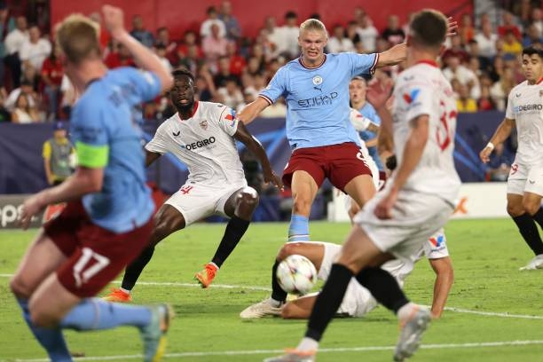 Các cầu thủ Sevilla chỉ biết bất lực chống trả các đợt lên bóng của Man City. Ảnh: Internet.