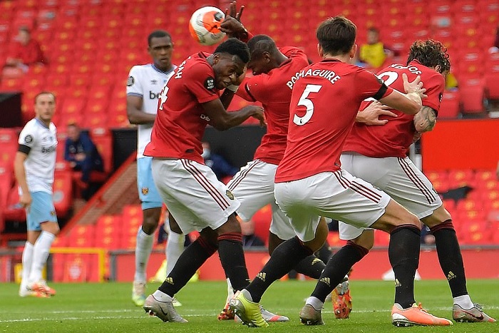 man united liverpool ke khoc nguoi cuoi sau cac pha de bong cham tay 3