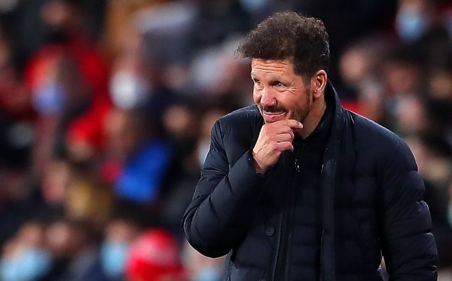 Vô vàn hành động xấu xí của CĐV Atletico Madrid trong ngày Real Madrid 'nhảy múa' tại Wanda Metropolitano 189643