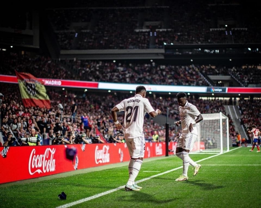 Vô vàn hành động xấu xí của CĐV Atletico Madrid trong ngày Real Madrid 'nhảy múa' tại Wanda Metropolitano 189653