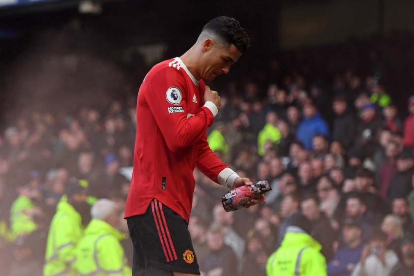 NÓNG: Ronaldo vẫn chưa thoát khỏi scandal đập điện thoại với hành động mới nhất từ người mẹ 193272