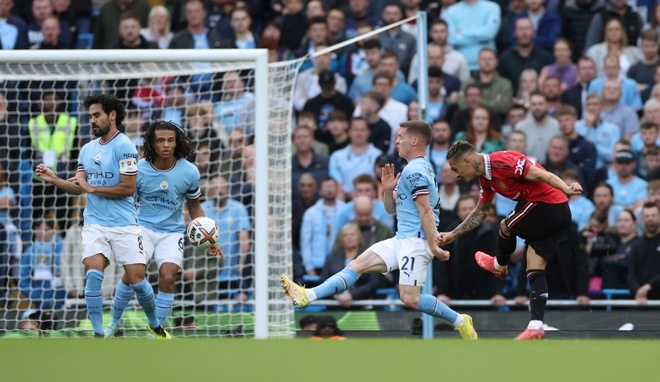 Tân binh 100 triệu Euro 'xi nhan rẽ trái': Điểm sáng hiếm hoi của Man Utd tại Etihad 196516