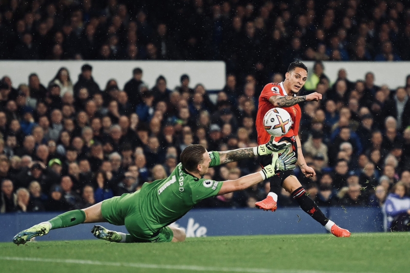 Man Utd đã dạy Liverpool thế nào là chuyển nhượng bom tấn 'trăm củ' 200984