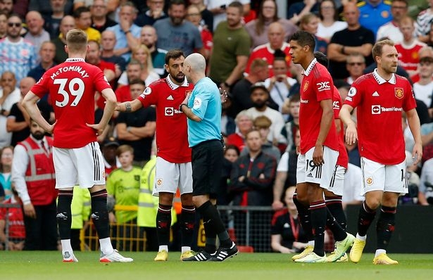 Bruno Fernandes đã 'pressing' trọng tài như thế nào khi Man Utd bị thổi penalty? 207307