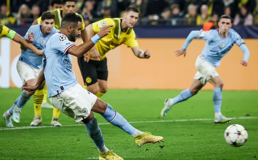 Pep Guardiola 'cạn lời' với Riyad Mahrez sau khi sút hỏng penalty 208951