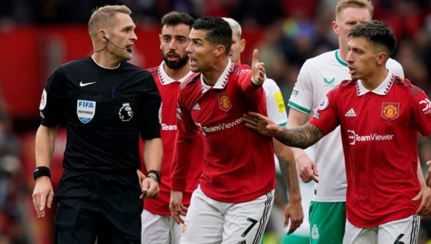 Bao vây trọng tài, Man Utd nhận án phạt thích đáng từ FA 215945