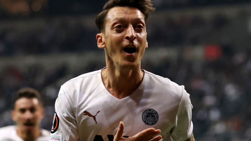 Mesut Ozil tiếp tục bị hắt hủi, cân nhắc giã từ sự nghiệp 246119