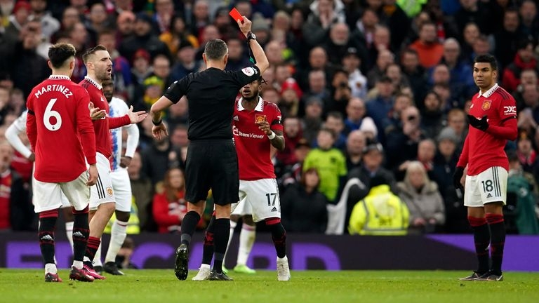 XÁC NHẬN: Man Utd có quyết định với tấm thẻ đỏ của Casemiro 246930