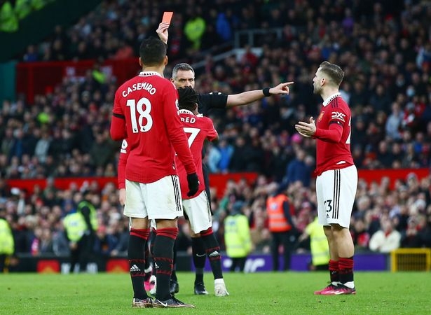 XÁC NHẬN: Man Utd có quyết định với tấm thẻ đỏ của Casemiro 246932