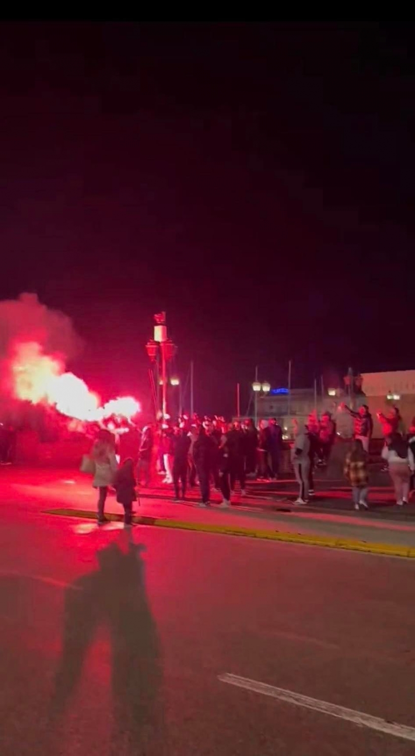 CĐV Napoli làm loạn, quyết phá AC Milan tại lượt về Champions League 270291