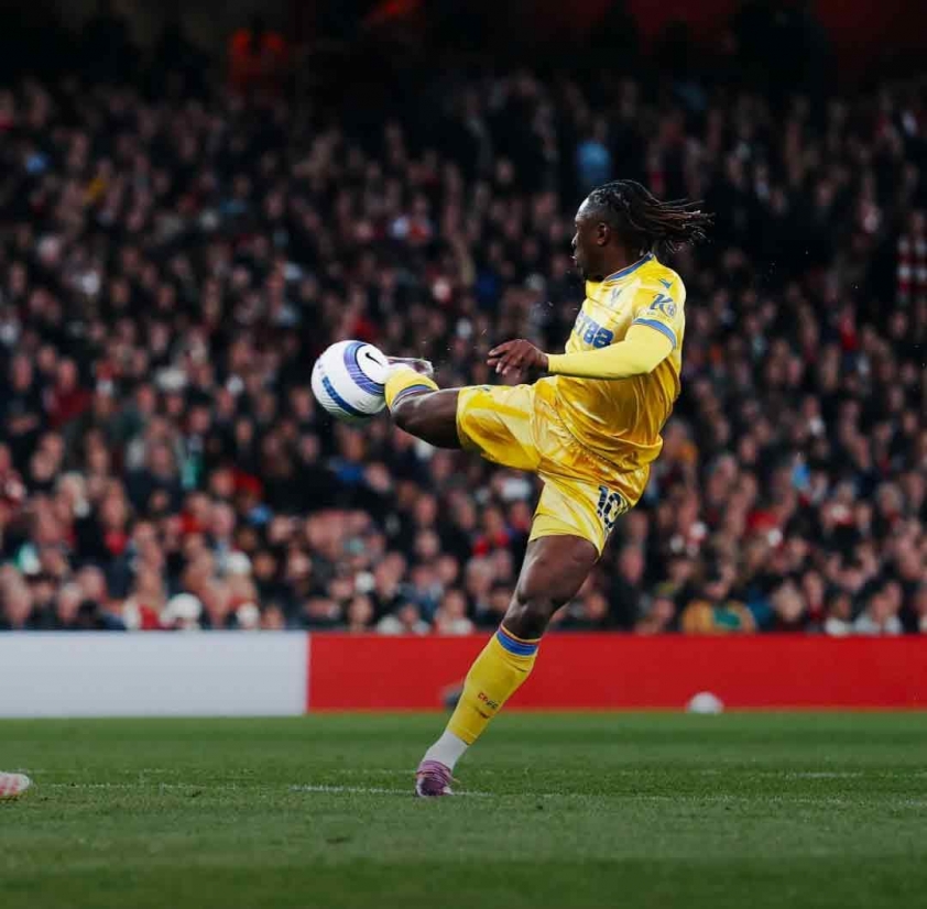 Cú volley đẳng cấp của Eze khiến Arsenal chết lặng (Ảnh: Crystal Palace)